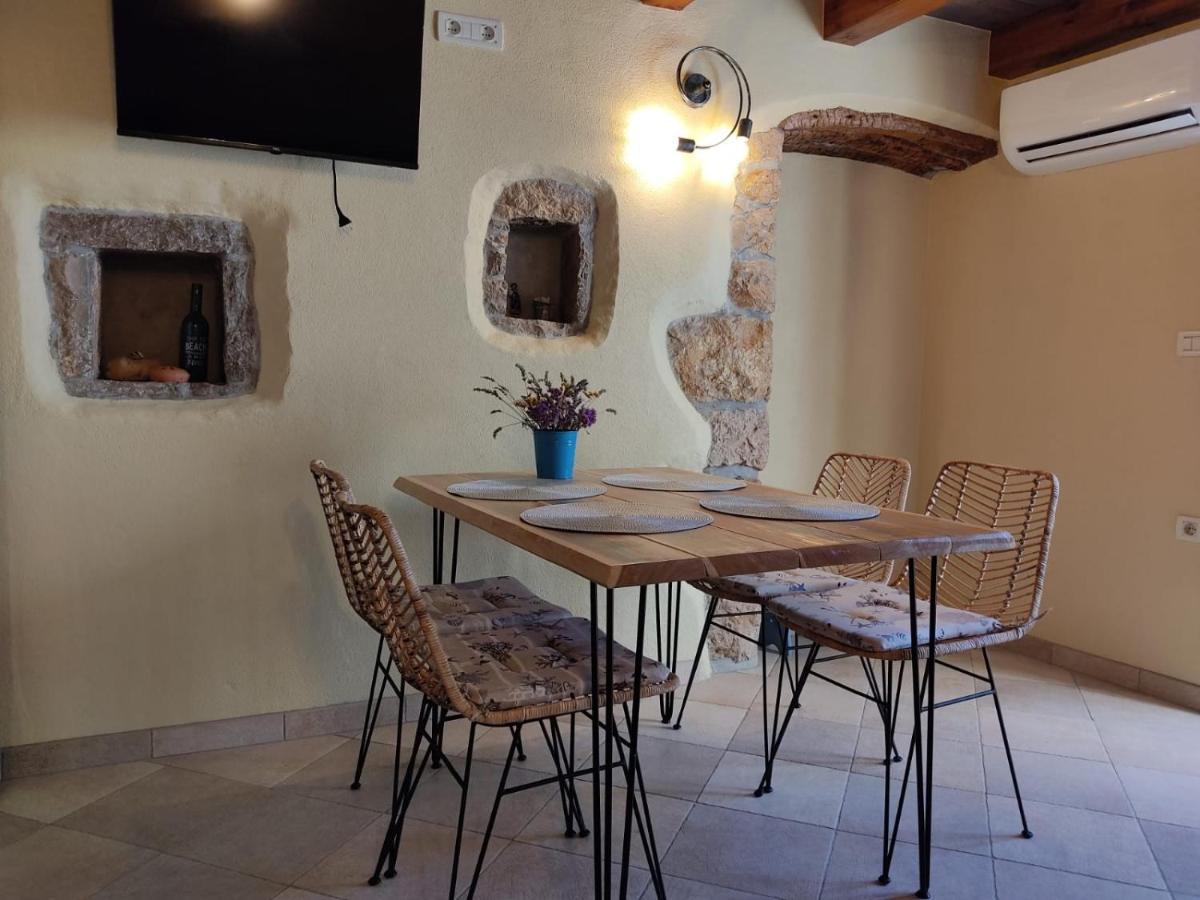 House Tuna Ustrine Bagian luar foto