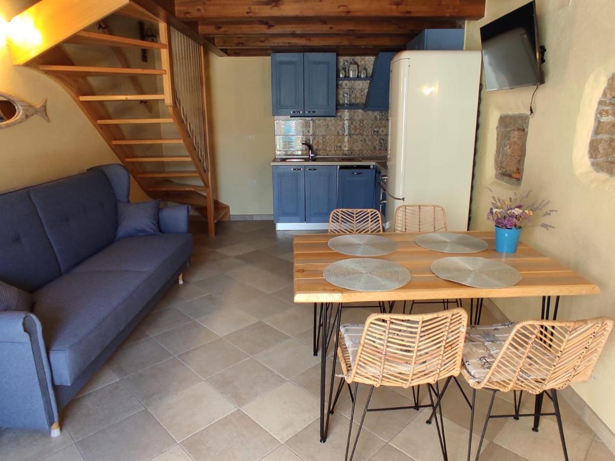 House Tuna Ustrine Bagian luar foto