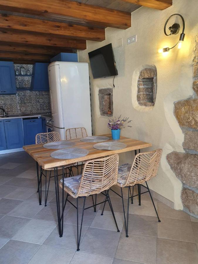 House Tuna Ustrine Bagian luar foto